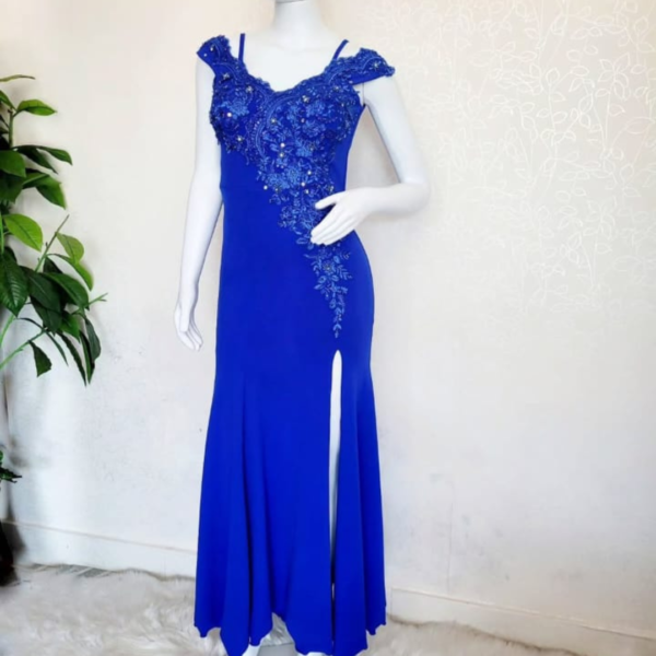 Vestido azul con tiras y tajo
