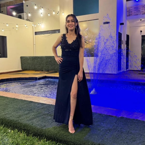 Vestido azul marino con tajo
