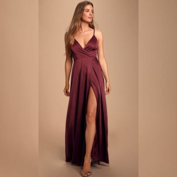 Vestido bordo con tiras y tajo