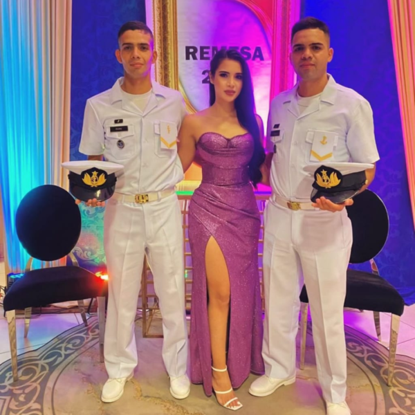 Vestido lila al cuerpo con tajo
