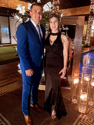 Vestido negro brillante con cuello