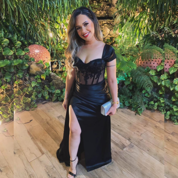 Vestido negro con tajo