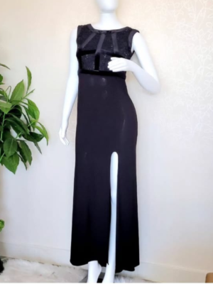 Vestido negro con tajo sin mangas