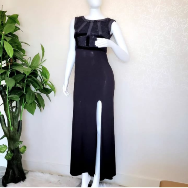 Vestido negro con tajo sin mangas