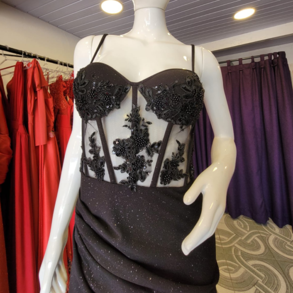 Vestido negro con tiras y tajo