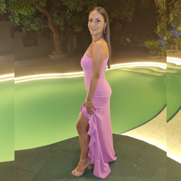 Vestido rosa media manga con tajo