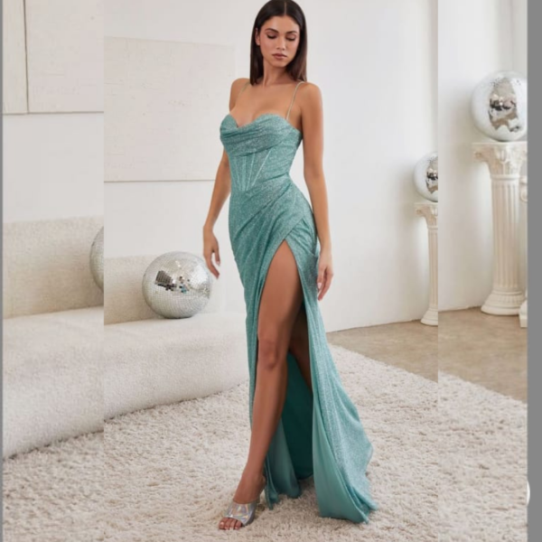 Vestido verde brillante con tiras y tajo