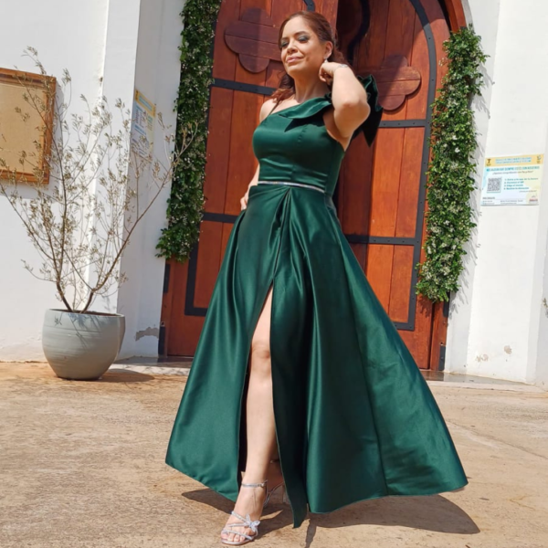 Vestido verde media manga con tajo