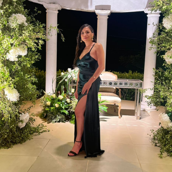 Vestido verde con tiras y tajo