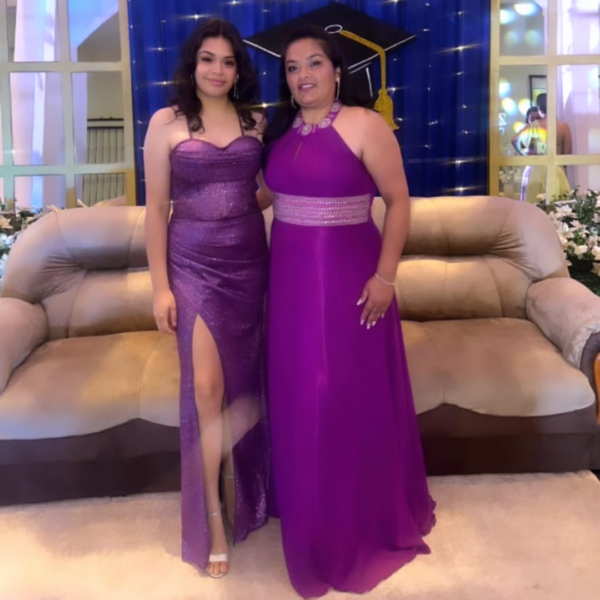 Vestido violeta con tiras y tajo