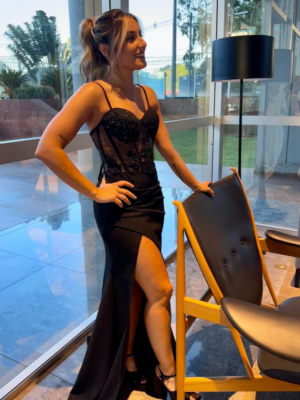 Vestido negro con tajo