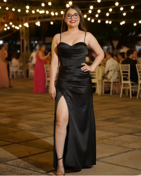 Vestido negro con tajo - Imagen 2